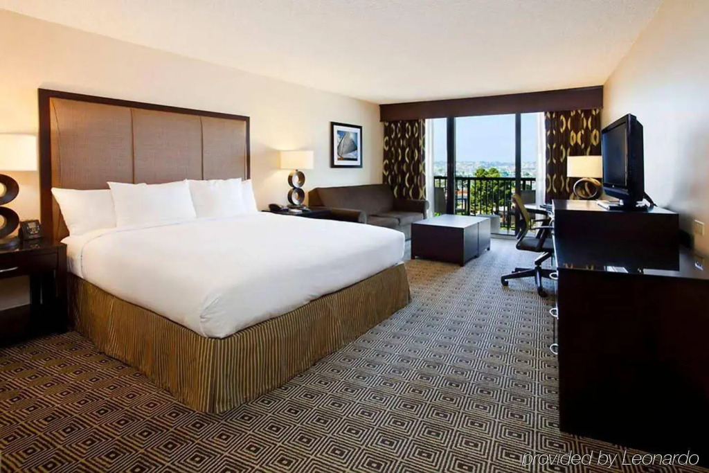 Hilton San Diego Airport/Harbor Island