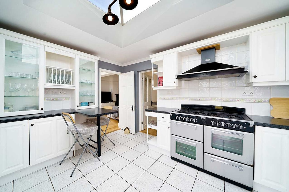Stylish 3-bedroom Bungalow in London