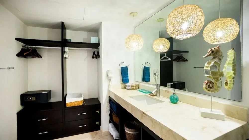 Elements 223 2 Bedroom Condo by Redawning