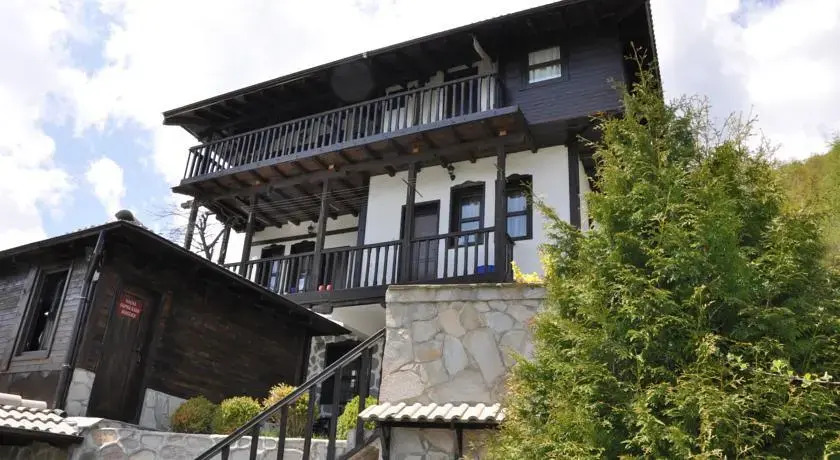 Zlatinovi Houses