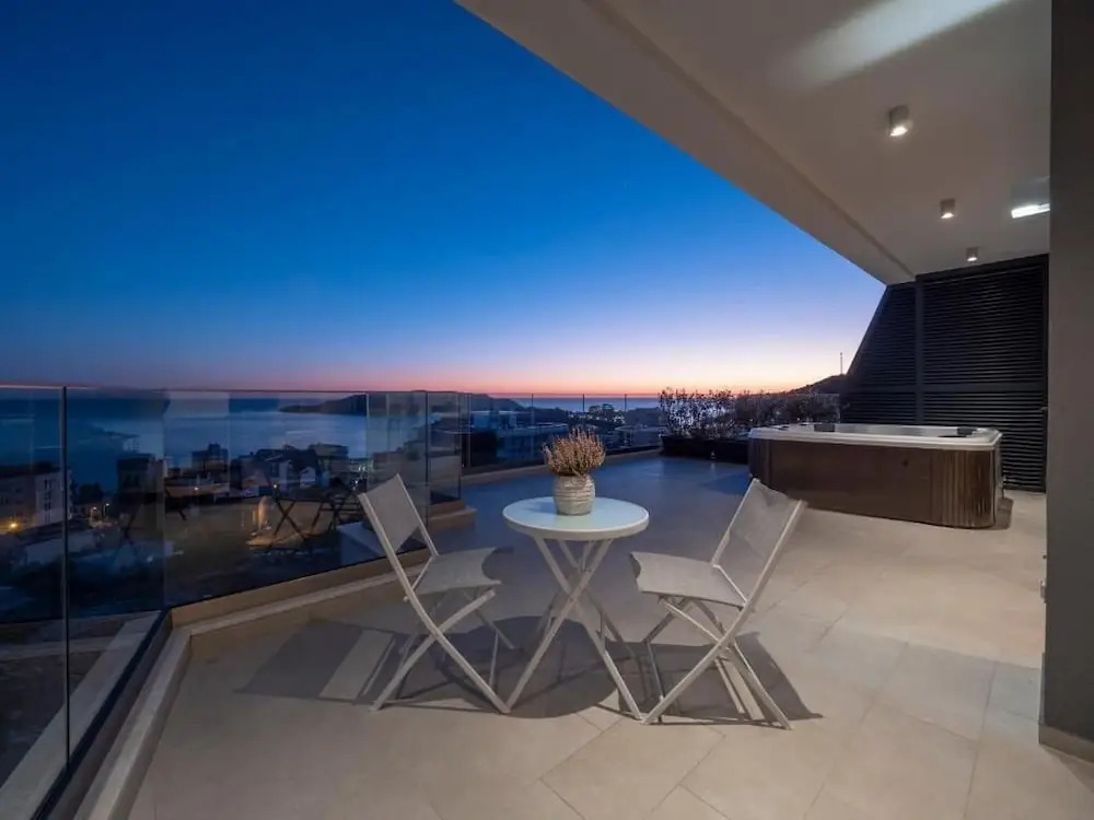 Horizon Two Bedroom Penthouse Hot tub