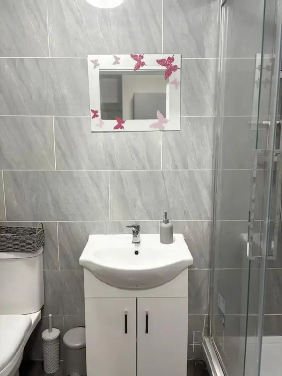 2 Bed Flat - Sleeps 3 - Parking - Wifi