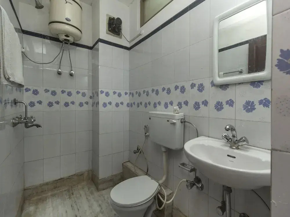 Keswani Group Hotel White Mountain - 200 Metres From MG Marg