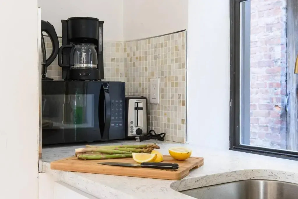 428-4r Prime Midtown Large 2 BR Newly Furnished
