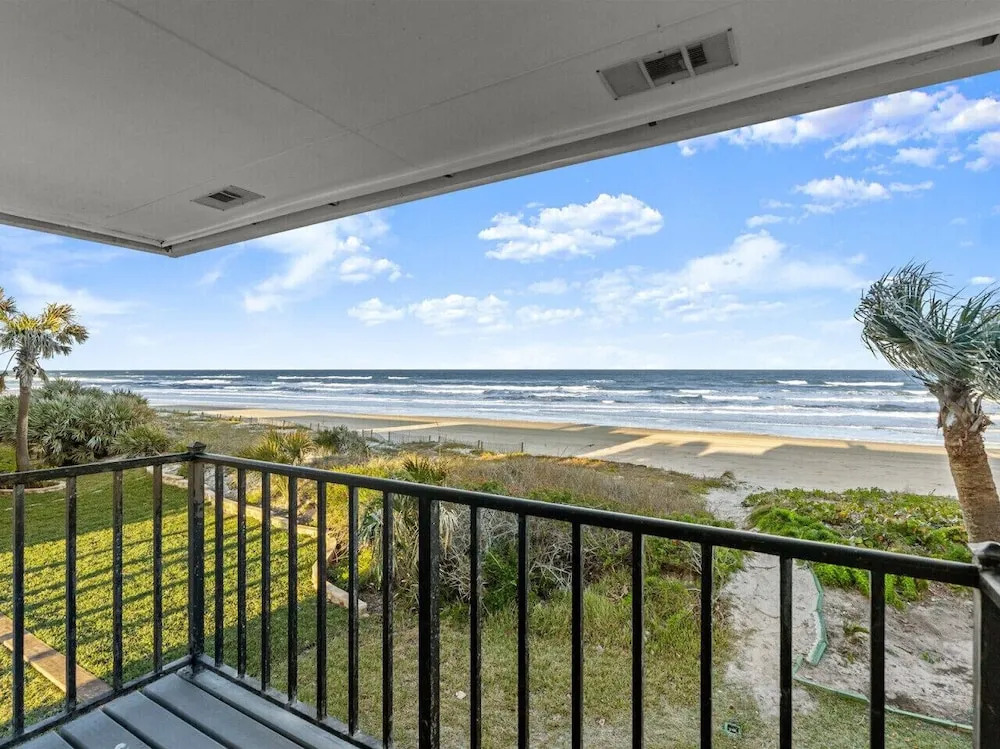 Yellow Sunshine Oceanfront Townhouse, Private Balcony Unit #2