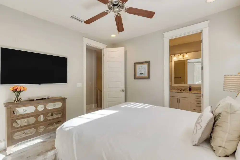 Shine on the Shore by Avantstay Pool + Golf Cart
