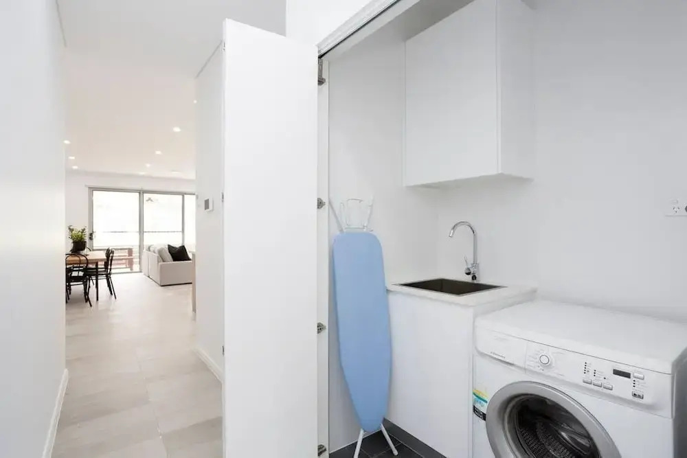 5 Bedroom Sydney Mansion with Parking