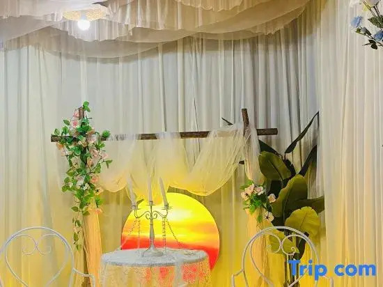 Orange Waiting for the Wind, Waiting for You Homestay