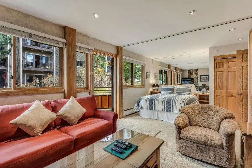 Laurelwood Condominiums Studio Premier Unit 407