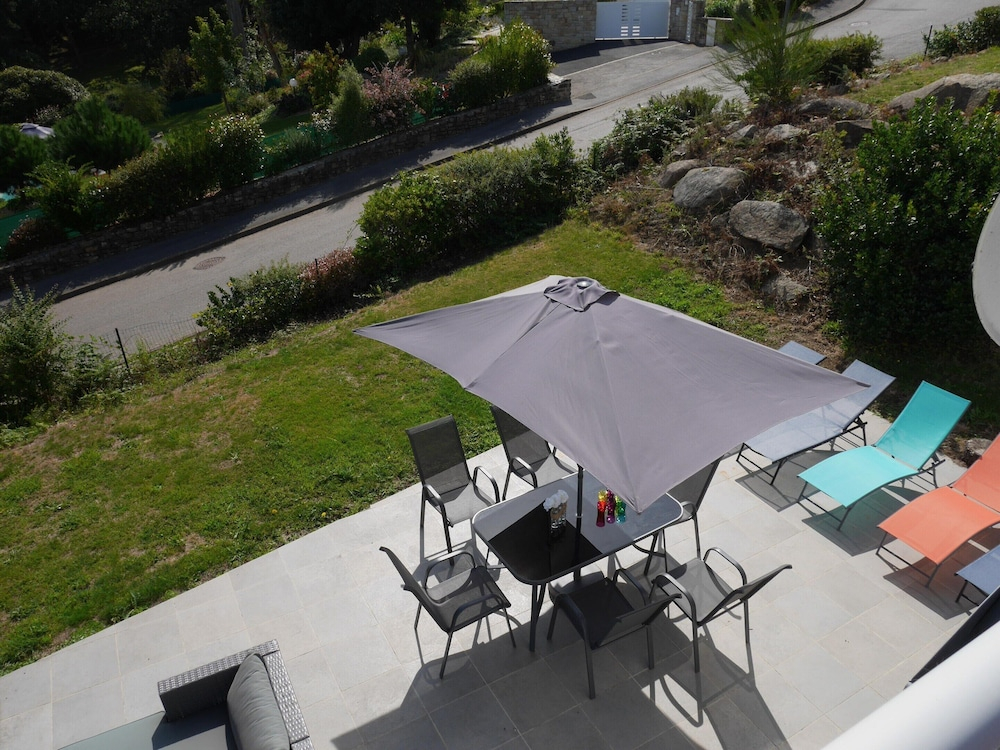 Holiday Home With Partial sea View, Douarnenez