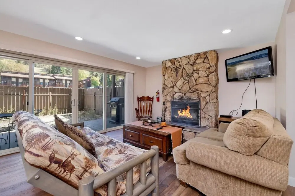 2037 - Summit Backyard B 2 Bedroom Home by Redawning