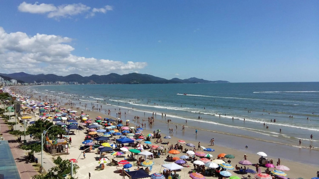 Apto na quadra do mar em Meia Praia Itapema, 2 dormitórios