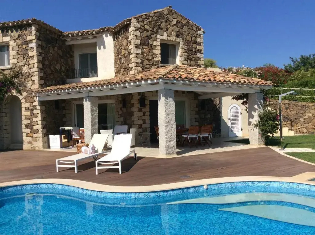 Villa Bougainvillea con piscina e giardino privato a pochi passi dal mare