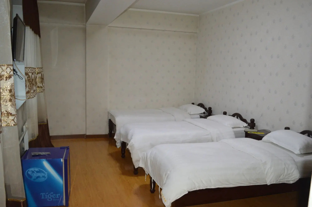 Land Hotel