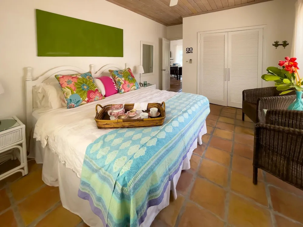 Folly & Guest House 6 Bedroom Home