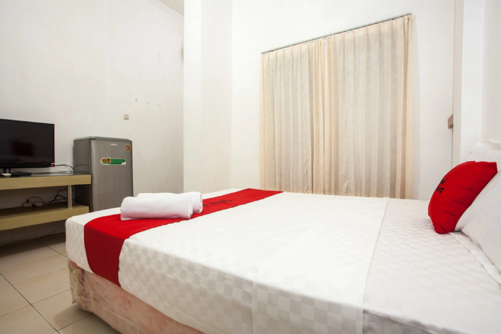 RedDoorz Syariah near Taman Bungkul