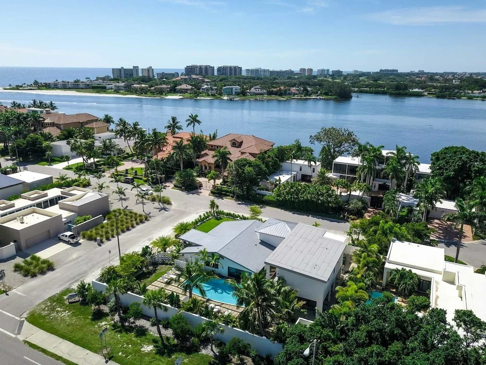 Lido Key Retreat by SKLRP