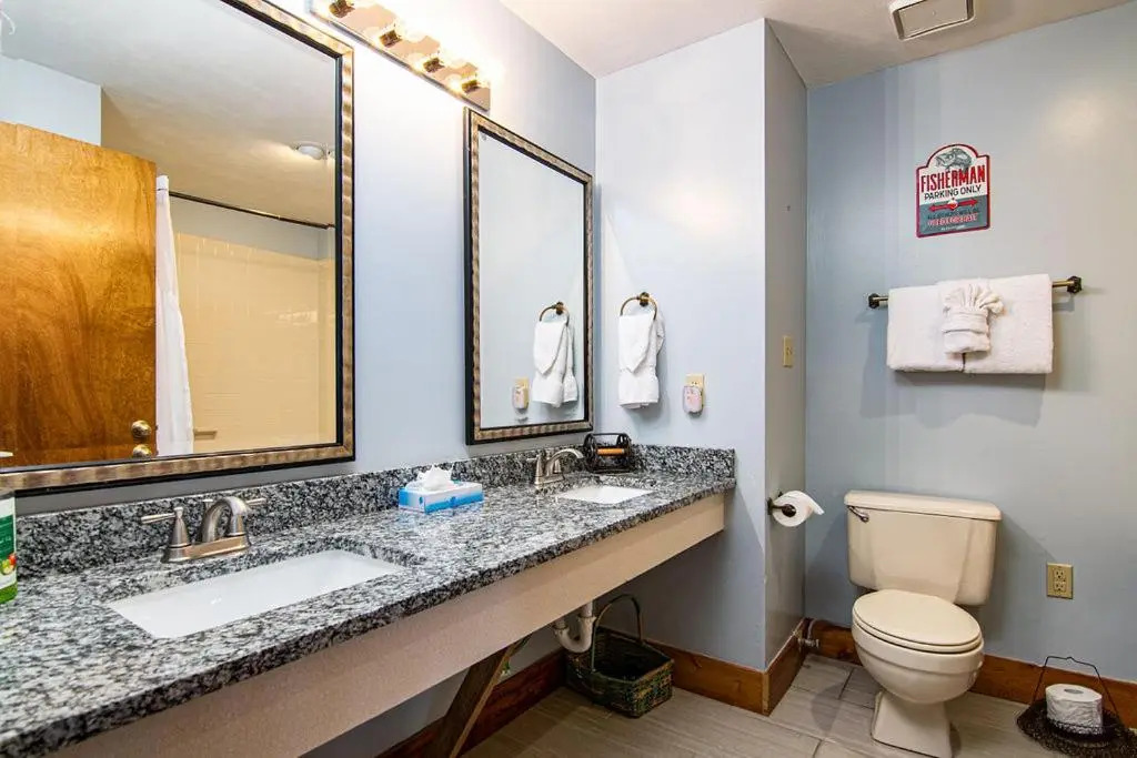 2 bdr Suite Right on Lake Tablerock Near Big Cedar Lodge Red Bud Cove