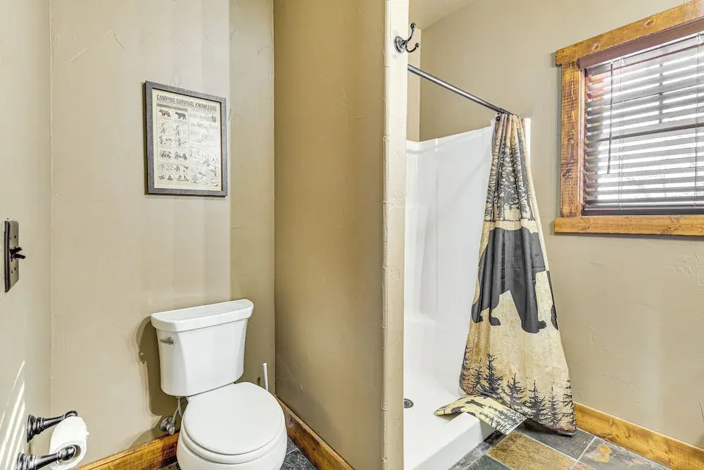 5 Mi to Terry Peak: Spacious Lead Cabin w/ Hot Tub