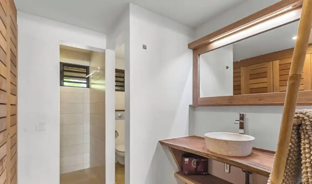 Shoreline Haven 1BR Bungalow by the Sea in Moorea