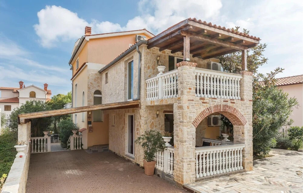 Amazing Apartment in Liznjan With 2 Bedrooms, Wifi and Outdoor Swimming Pool