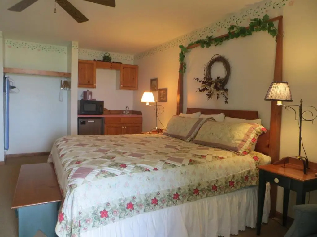 Snyders Shoreline Inn