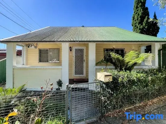 Spacious 4-Bedroom Family Home - Close to Airport & City