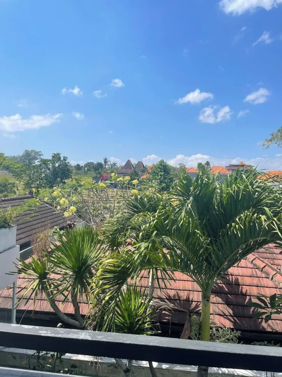3 BR, 250 Sqmt Villa, Terrace, 10 min Available