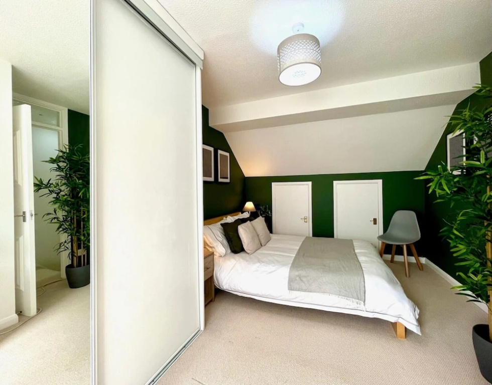 Charming Home Near Gatwick Airport