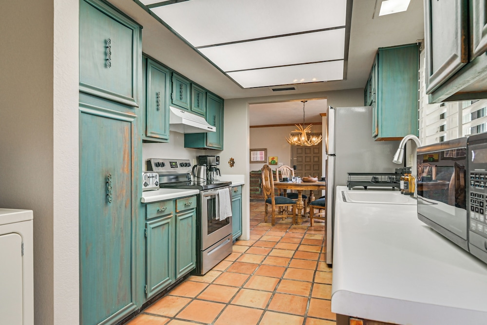 Peaceful Cave Creek Retreat: Walk to Town & Trails