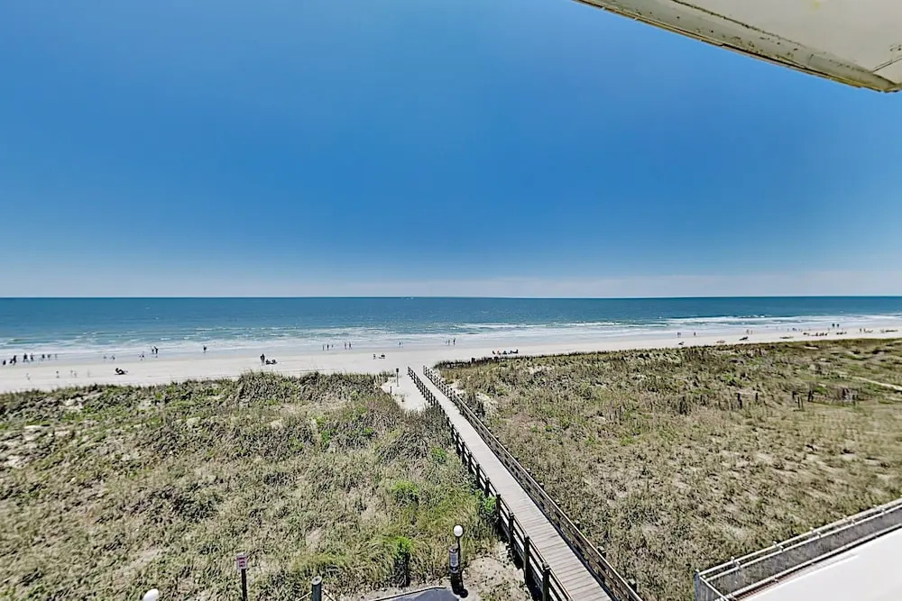 Top-floor Beachfront W/ Pool & Balcony 2 Bedroom Condo