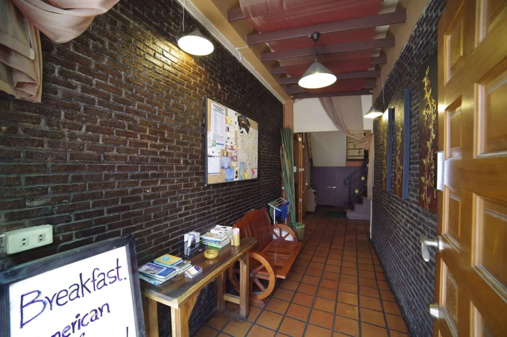 Baan Glang Soi Restaurant & Guesthouse