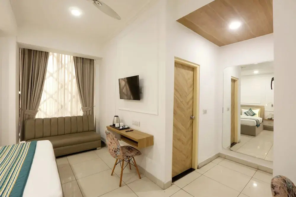 Hotel Emerald Suites & Banquet By Aura