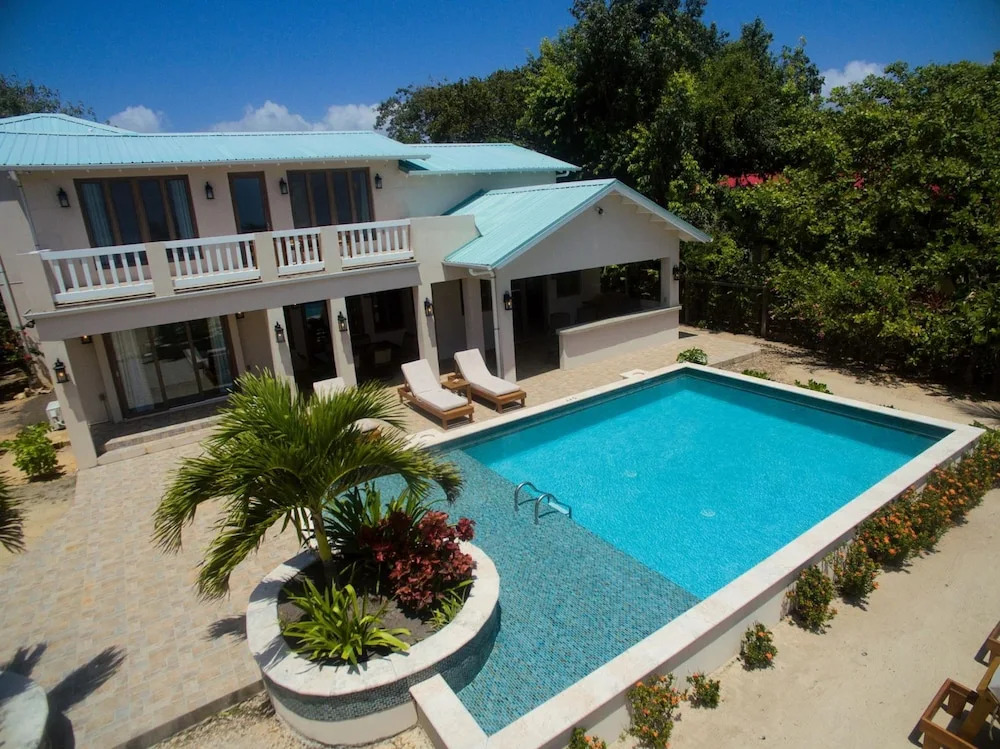 Surfside Gecko - Large Oceanfront Villa with Pool Close to Village