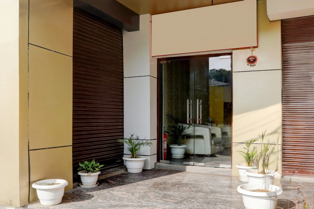 Super OYO Hotel O Sankat Mochan Gandhi Nagar