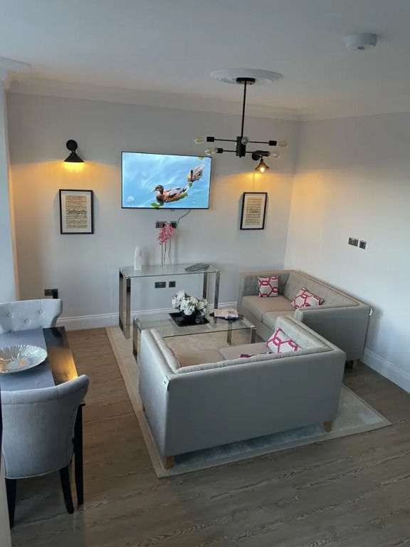 Captivating 2-bed Apartment in North London