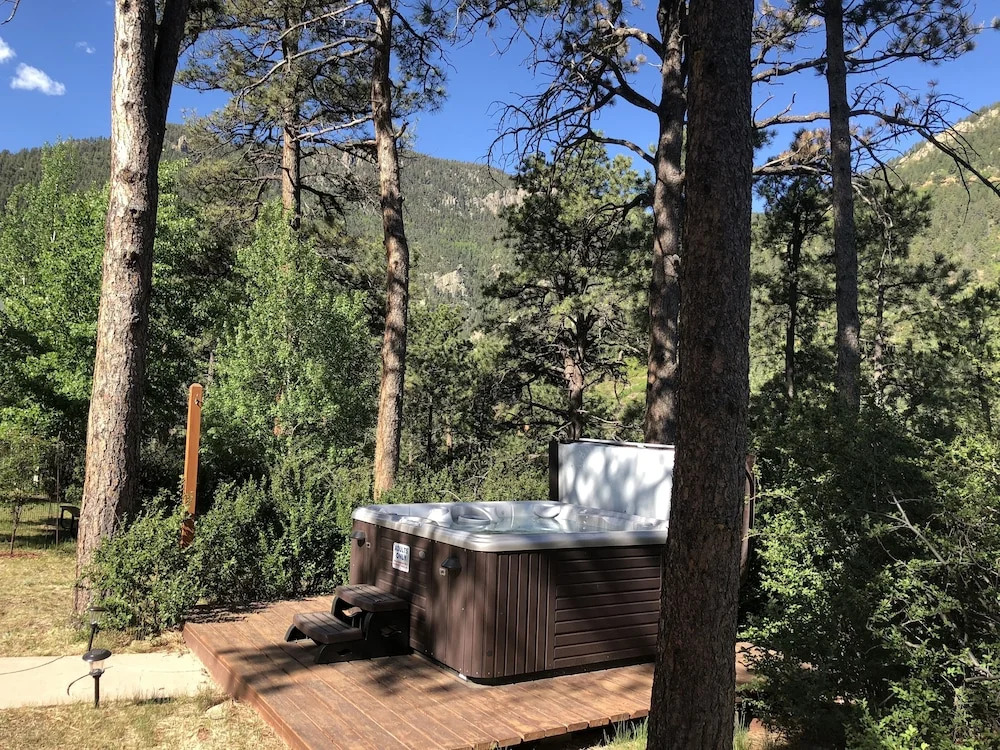 Pikes Peak Guest Cabin at Rocky Mountain Lodge