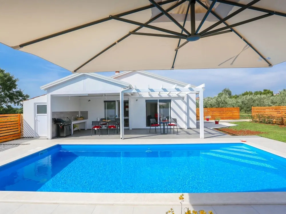 Elegant Villa With Swimming Pool in Pula Near Sea