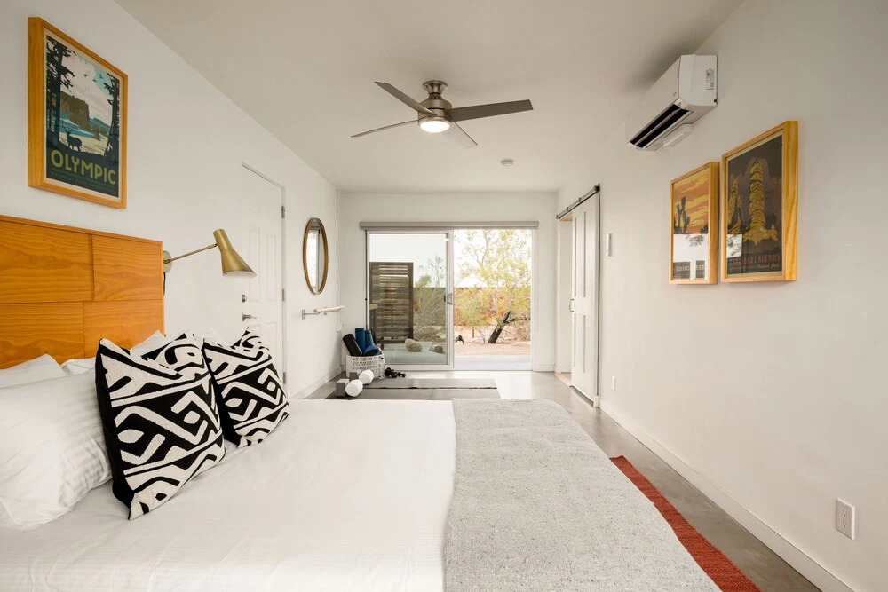 Smoketree by Avantstay An Oasis w/ Two Kitchens, Pool, Hot Tub & Air Streamer!