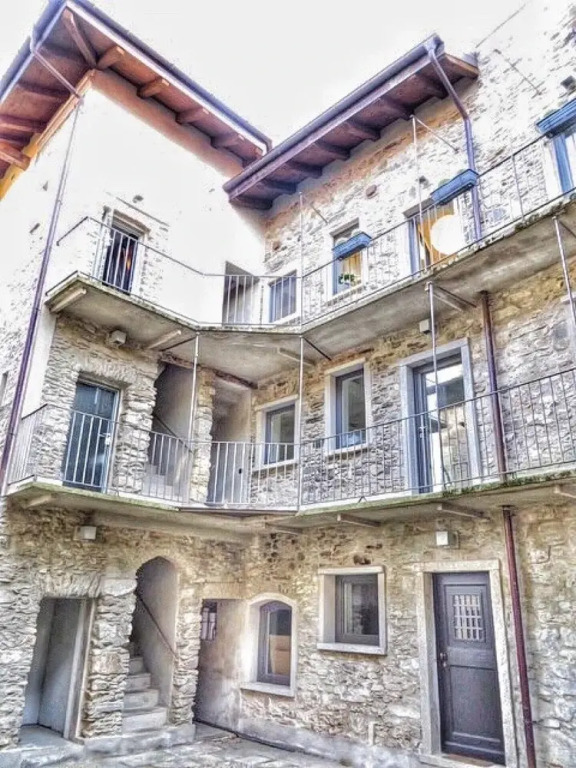 Tra Sassi Stelle apt in a Lake View Stone House