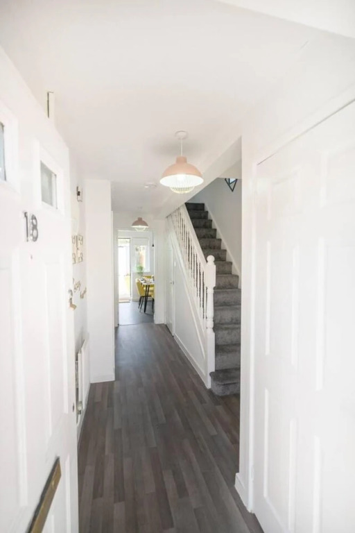 Stylish 3 bed house, large garden, Parking, WiFi - Esho Stays