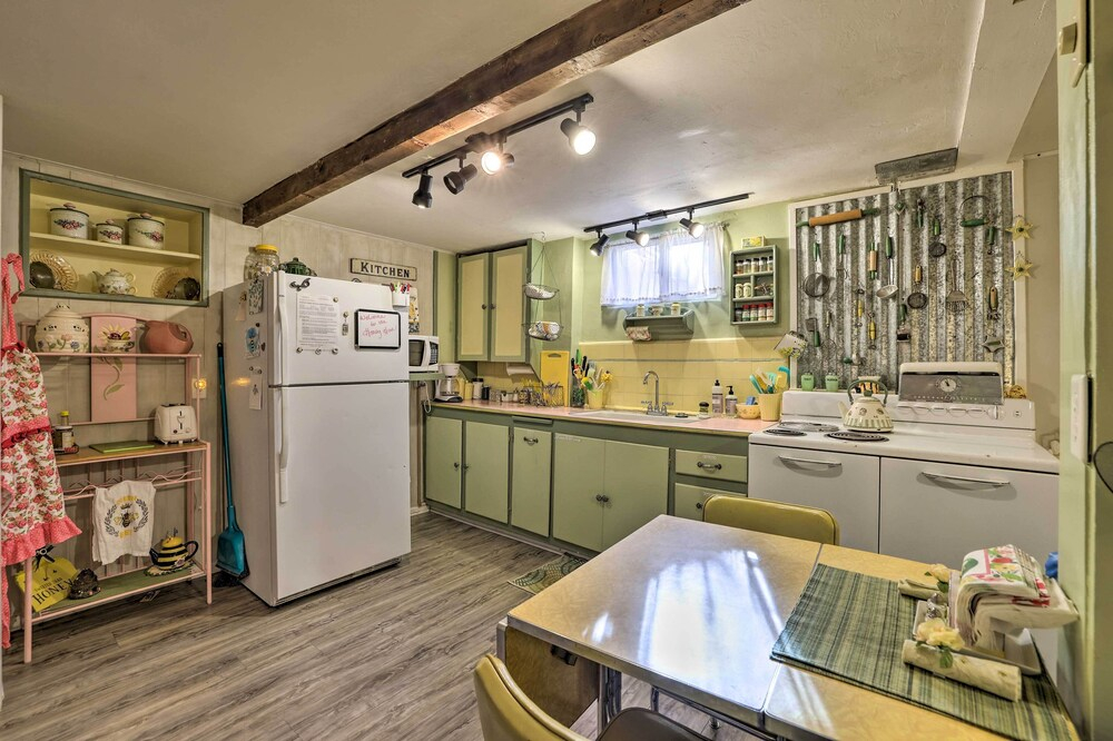 Cozy & Vintage Cedar City Apartment w/ Fire Pit!