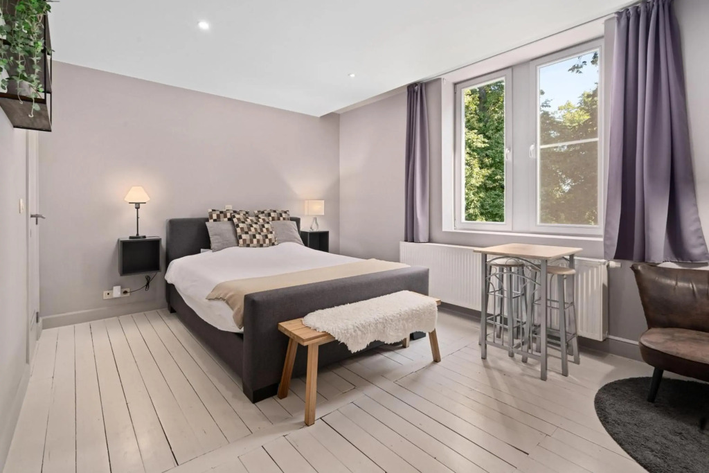 Spacious Guest Suites near Historic Market - 5 Min Walk