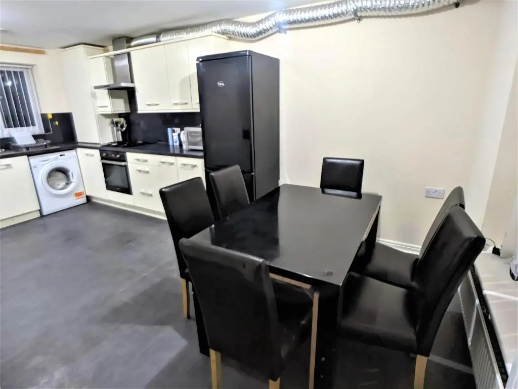 4 Bedrooms 3 Baths Large House Near City Centre, Free Parking