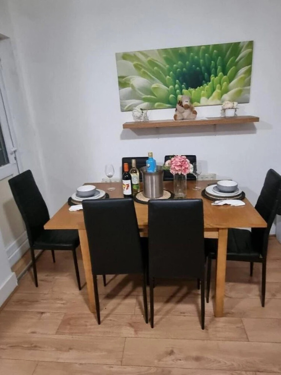 Lovely 5-bed House in London