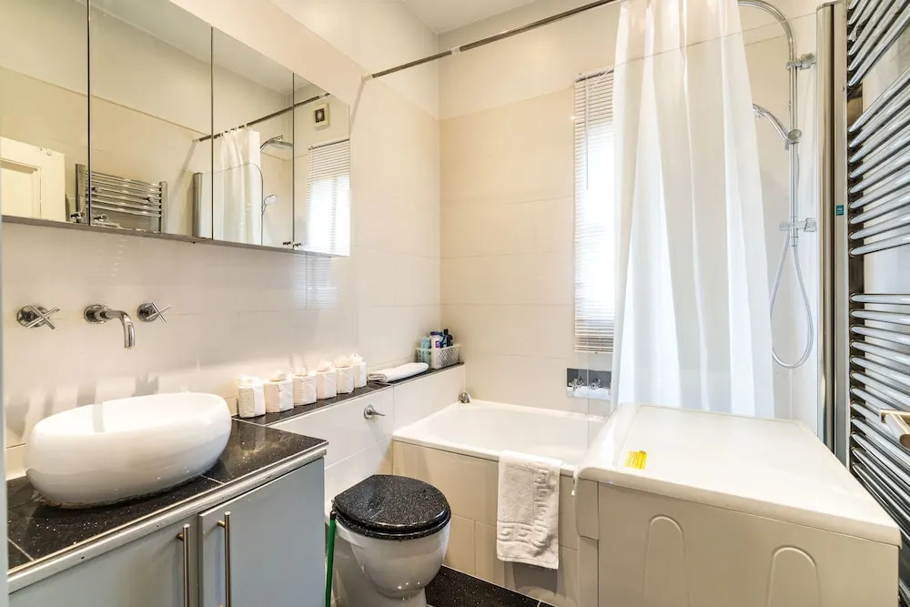 Sleek 2BD Flat Super Central to London Town!