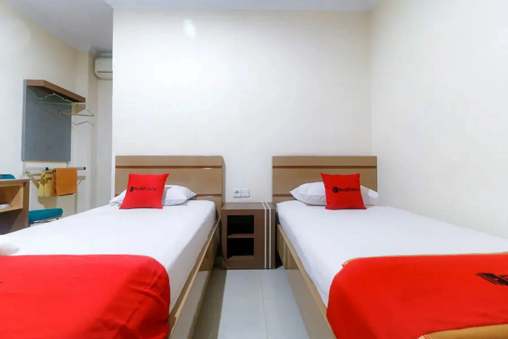 RedDoorz Plus near WTC Batanghari Mall