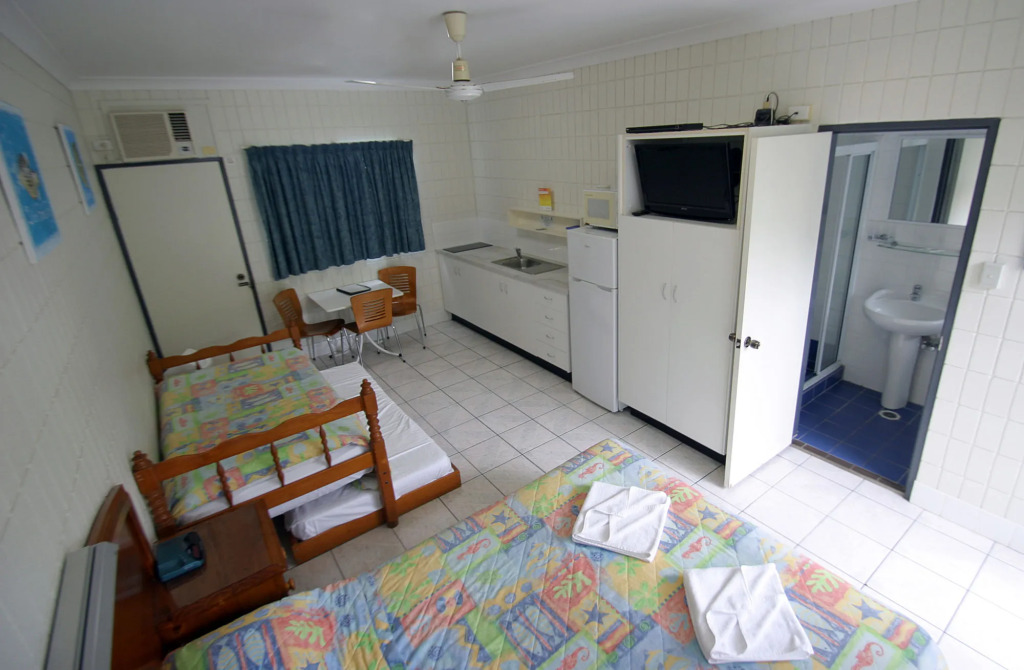 Tropical Palms Resort & 4WD Hire