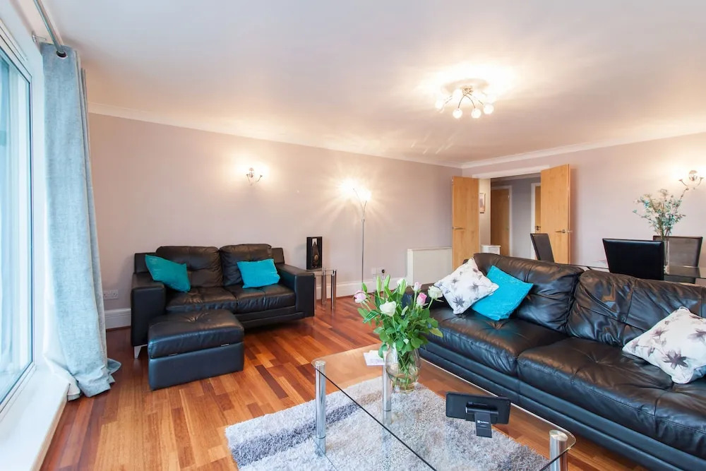 Canary Wharf Luxury River view apartment
