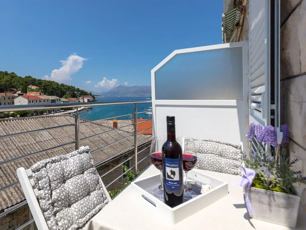 Comfy Apartment in Povlja Near Sea